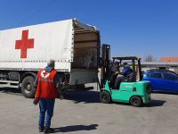 За няколко дни: 55 т храни са доставили от БЧК в област Плевен за уязвими граждани
