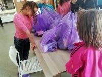СУ „Крум Попов” дари пакети с хранителни продукти на ЦНСТ в Левски