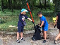 В Долни Дъбник с помощ от доброволци бе почистен централният градски парк