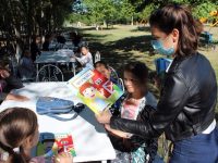 Дарение от 50 образователни книжки получиха децата, включени в летните занимания в Кнежа