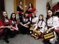 Златка Чардакова учи младежите в ОСО – Плевен да обичат нашенските музика и танци, да творят с ръце и със сърце