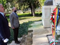 С поднасяне на цветя пред паметници в Плевен и Гривица беше почетен Денят на Румънската армия
