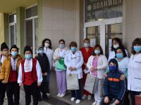 Ученици от СУ „Христо Смирненски” гр. Гулянци казаха „Благодаря!” на медицинските работници от общинската болница и спешна помощ