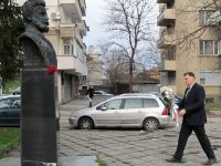 Областният управител поднесе цветя пред паметника на Христо Ботев