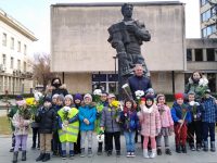 Деца от ДГ „Юнско въстание“ – Плевен поднесоха цветя на паметника на Левски