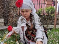 113-годишна автентична плевенска носия облече на Лазарица 6-годишната  Леонора Мусева