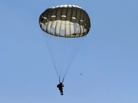 Първокурсници летци на ВВВУ „Георги Бенковски“ направиха първи скокове с парашут