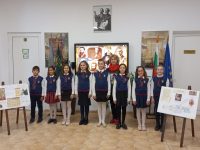 Ученици от НУ „Патриарх Евтимий“ – Плевен отправиха поздрав за Деня на народните будители с песен