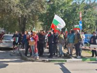 Протестиращи срещу зеления сертификат и новите ковид мерки се събраха пред РЗИ в Плевен