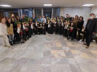 Малки коледари от ДГ „Щастливо детство“ посетиха Областна администрация-Плевен