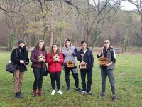 Младежи поставят къщички и хранилки за птици в „Кайлъка”