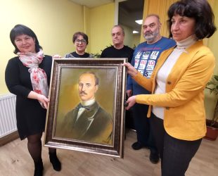 Портрет на бележития съратник и сподвижник на Левски – Данаил Попов, получи като дарение Средношколското общежитие 