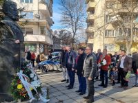С поднасяне на цветя в Плевен бе почетена годишнината от рождението на Ботев