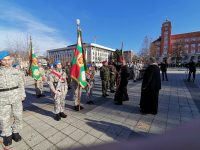 Осветиха бойните знамена на Плевенския гарнизон с Богоявленски водосвет – снимки