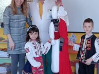 Деца от ДГ „Гергана“ дариха голяма мартеница на Отделението по нефрология в УМБАЛ „Д-р Георги Странски“