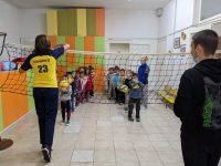 Вълнуваща среща на децата от ДГ „Чучулига“ с треньора от Волейболен клуб „Олимпиец“ Стефка Великова