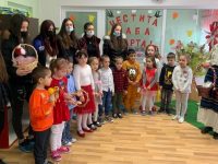 Ученици от Средношколското общежитие в Плевен зарадваха с мартеници децата в  ОДЗ 1 „Славейче“