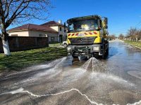 Днес Община Кнежа стартира пролетно почистване на уличната пътна мрежа