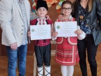 Ученици от ИНУ „Христо Ботев“ с призови места от Детско-юношески конкурс „Фолклорни приумици“