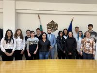 Ученици от Клуб „Аз гражданинът“ гостуваха на Областния управител