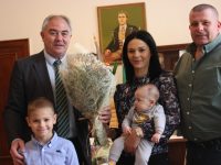 Първото родено през 2022 г. бебе в Плевен гостува със семейството си на кмета