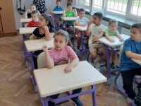 Децата от подготвителните групи при ДГ „Калина” посетиха ОУ ”Св. Климент Охридски”
