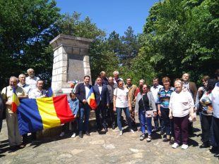 Румънски учители почетоха героизма на предците си в Плевенската епопея