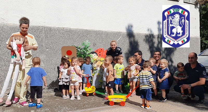 Полицаи от РПУ 2 посетиха децата от детска ясла „Мир“ в ж.к.“Сторгозия“