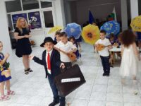 Децата от ИГД „Гергана“ поздравиха Държавен архив Плевен за юбилея
