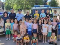 Полицаи от Второ РУ гостуваха на малчуганите от детска градина „Щурче“