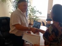 Екипът на медицинския център в Гулянци връчи благодарствен адрес на кмета Лъчезар Яков