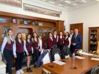 Ученици от ДФСГ „Интелект” разговаряха с кмета Спартански за местното самоуправление