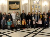 Деца и родители от ДГ „ Юнско въстание“ споделиха емоции и преживявания с постановки на плевенския театър