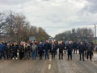 В жива верига, над 200 души затвориха главния път София – Русе при Тотлебен – снимки