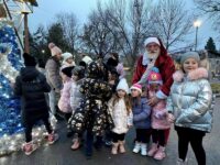 Дядо Коледа посрещнаха децата от Кнежа – снимки