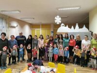 Деца от ДГ „Слънце“ с благотворителна коледна работилничка за каузата Мото Коледа Плевен 2022г.
