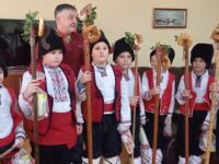 Кметът на Община Гулянци посрещна добри гости – коледари – снимки