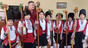 Кметът на Община Гулянци посрещна добри гости – коледари – снимки