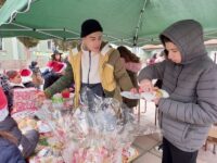 Благотворителен коледен базар в СУ „Крум Попов“ – град Левски събра 2505 лв.