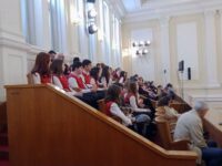 Ученици от Професионалната гимназия по туризъм “Алеко Константинов” посетиха Народното събрание