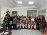 Коледари от ДГ „Чучулига“ гостуваха на Административен съд – Плевен – снимки