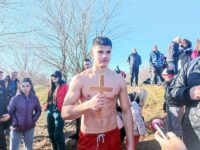 16-годишният Мартин Бешков от Ясен извади кръста от водите на река Вит – снимки