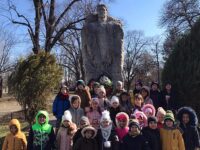 Децата от ДГ „Слънце“, град Левски се поклониха през паметника на Апостола – снимки