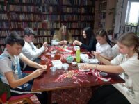 Деца и доброволци твориха мартеници в село Победа с благородна кауза