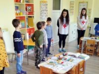 Доброволци от БМЧК с презентация в детска градина „Щурче“
