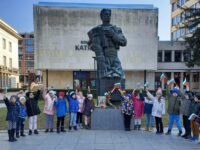 Деца и учители от ДГ „Незабравка“ се поклониха пред паметника на Апостола
