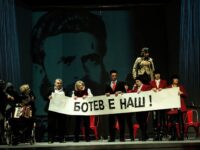 Спектакълът „Елате ни вижте“ е новата премиера на ДКТ „Иван Радоев“. Днес и утре!
