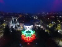 Параклис-мавзолей „Свети Георги Победоносец” грейна с цветовете на българския трибагреник