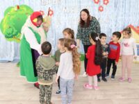 Баба Марта зарадва децата в град Левски – снимки