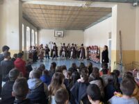 Танцьорите и певците на Северняшкия ансамбъл радваха децата в ОУ „Цветан Спасов“ – снимки